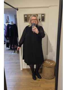 Robe noire manches voiles