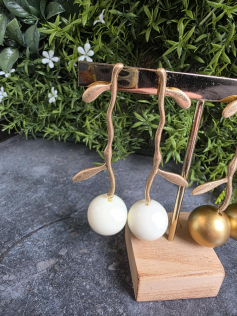 Boucles grosse perle ecru