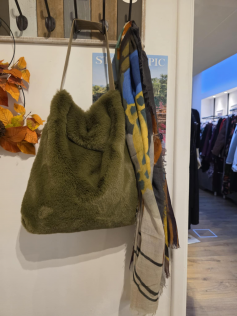 Sac en fourrure vert mousse