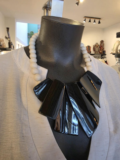 Collier plastron noir