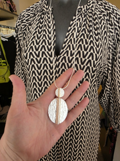 Sautoir argenté mat