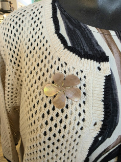 Broche fleur nacrée