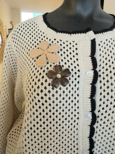 Broche fleur en bois clair