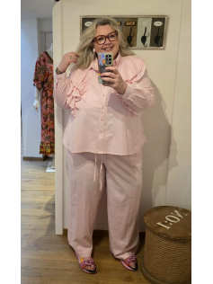 Chemise rose pâle à volants