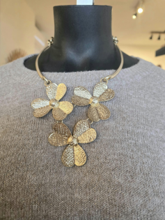 Collier fleurs doré mat